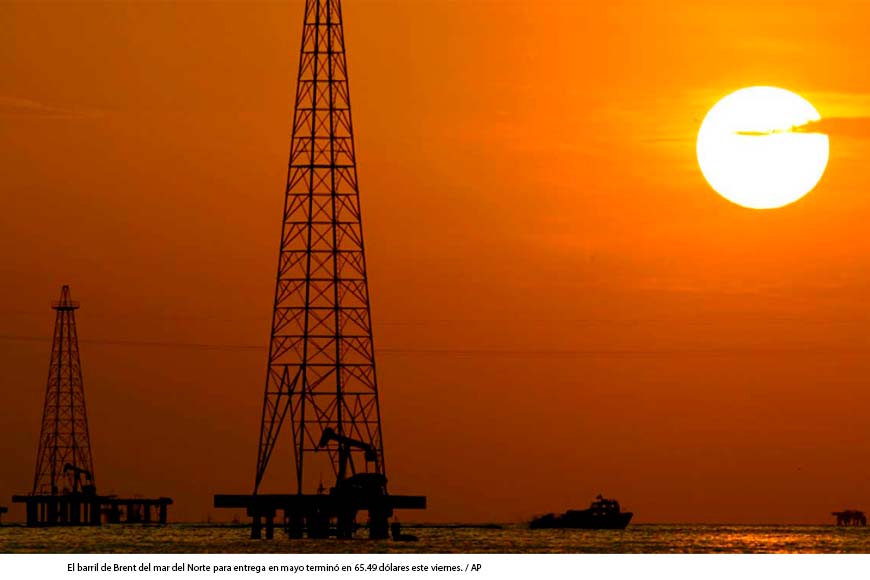 Petróleo cae a la espera del informe de la EIA