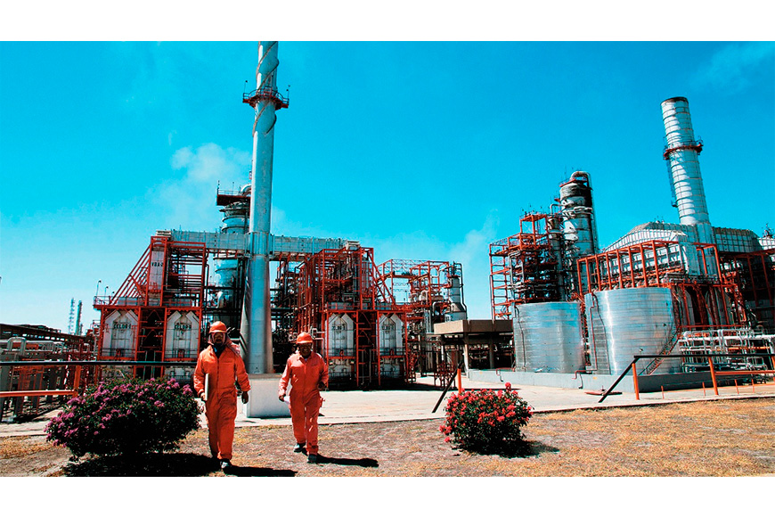 Pemex recorta envíos de crudo y dinamiza refinerías