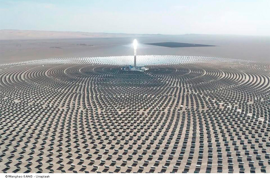 Miles de espejos apuntando a una torre gigante: así funcionan las centrales solares que México quiere usar para tener electricidad de noche