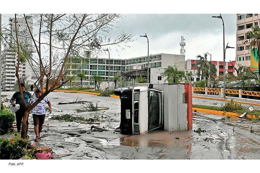 Pemex alista buque para enviar combustibles a Acapulco