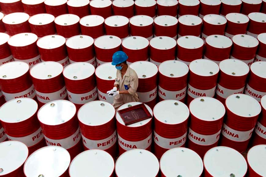 Precios del petróleo abren la semana al alza tras nuevos ataques entre EU e Irán