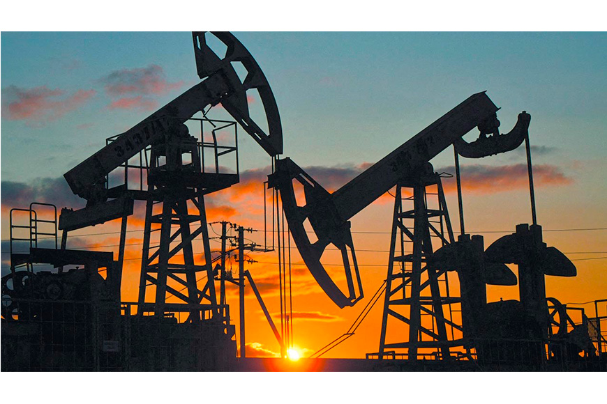 Petróleo baja en la apertura, pero se encamina a un alza semanal de 6% por riesgos de suministro