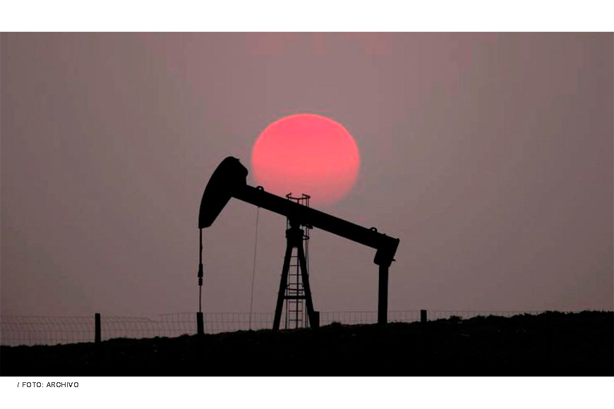 Precios del petróleo bajan más de 1 dólar en la apertura, atento a conversaciones de paz